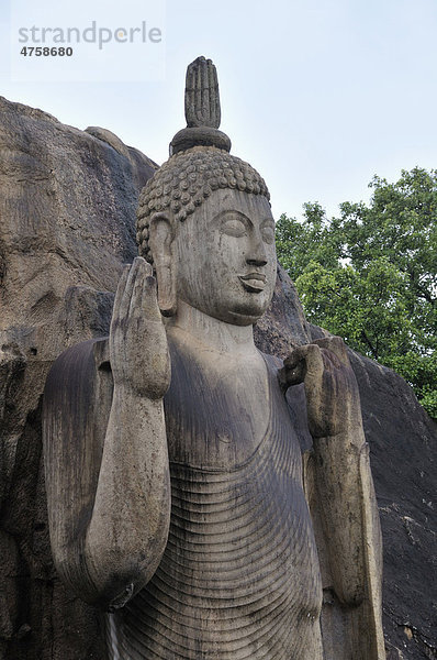 Stehender Buddha in Aukana  Geste der Furchtlosigkeit und Ermutigung  aber auch Segensgeste  Sri Lanka  Ceylon  Asien