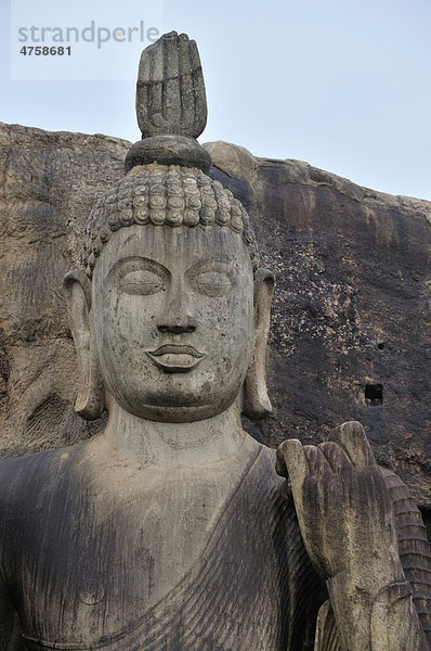 Stehender Buddha in Aukana  Geste der Furchtlosigkeit und Ermutigung  aber auch Segensgeste  Sri Lanka  Ceylon  Asien