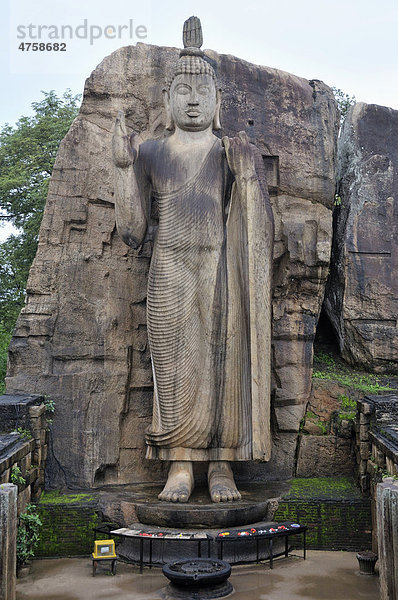 Stehender Buddha in Aukana  Geste der Furchtlosigkeit und Ermutigung  aber auch Segensgeste  Sri Lanka  Ceylon  Asien