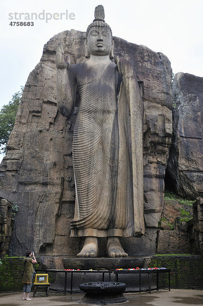 Stehender Buddha in Aukana  Geste der Furchtlosigkeit und Ermutigung  aber auch Segensgeste  Sri Lanka  Ceylon  Asien