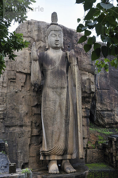 Stehender Buddha in Aukana  Geste der Furchtlosigkeit und Ermutigung  aber auch Segensgeste  Sri Lanka  Ceylon  Asien