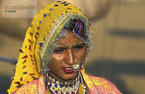 Porträt einer schönen jungen Inderin mit Kopftuch und Schmuck  Wüste Thar  Pushkar  Rajasthan  Nordindien  Indien  Asien
