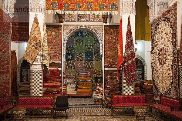 Geschäft eines Teppichhändlers in einem alten Riad  Stadtpalast in der Altstadt  Medina  Fes  Marokko  Afrika