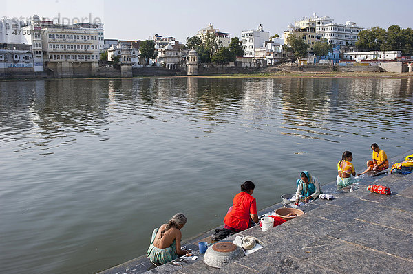 Indische Frauen waschen am Ufer  Ghat  des Pichola-See ihre Wäsche  Udaipur  Rajasthan  Indien  Asien