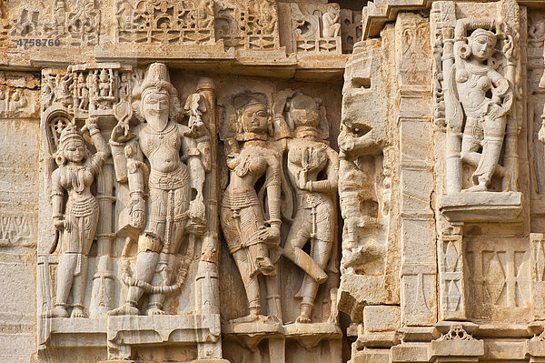 Wandfries  Skulpturen an einem hinduistischen Tempel  Chittorgarh  Rajasthan  Indien  Asien