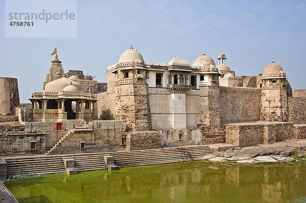 Alte Palastanlage mit angelegtem See  Festung Chittorgarh  Rajasthan  Indien  Asien