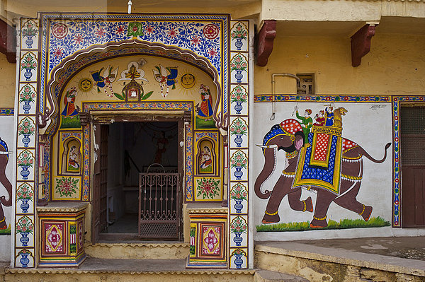 Traditionell bemalter Hauseingang in Bundi  Rajasthan  Indien  Asien