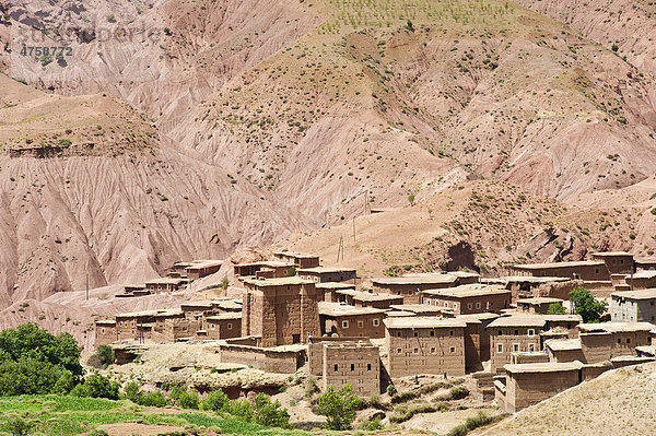 Typisches Dorf der Berber mit Kasbahs und Häusern aus Lehm gebaut  Ait Bouguemez-Tal  Hoher Atlas  Marokko  Afrika