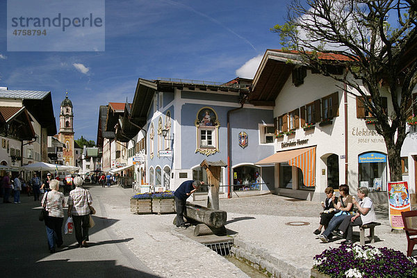 Fußgängerzone in Mittenwald mit Pfarrkirche St. Peter und Paul  Werdenfelser Land  Oberbayern  Bayern  Deutschland  Europa