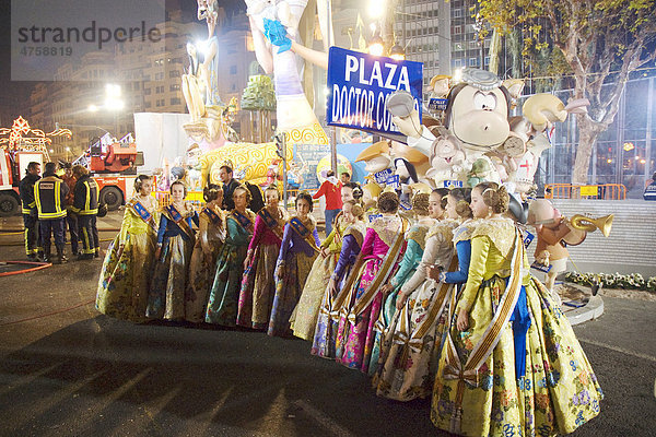 Falleras Mayores Infantiles  mit Brokat und Haarschnecken verziert zum Fototermin  zur Fiesta  Fest der Fallas zum Frühlingsanfang in Valencia  Spanien  Europa