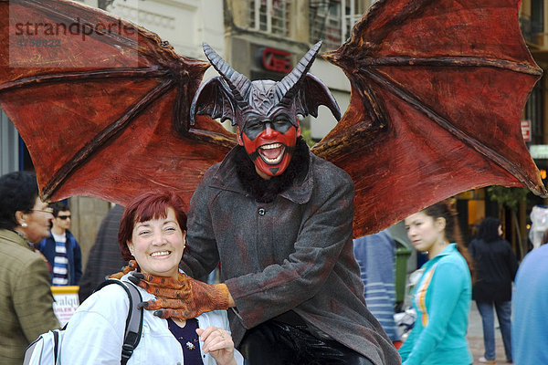 Luzifer als Drachenflieger würgt lachende Frau  karnevalistische Vulgärfigur  zeitsatirische Skulptur zur Fiesta  Fest der Fallas zum Frühlingsanfang in Valencia  Spanien  Europa