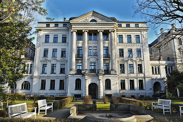 Klassizistische Fassade mit Park in der Leopoldstraße  München  Bayern  Deutschland  Europa