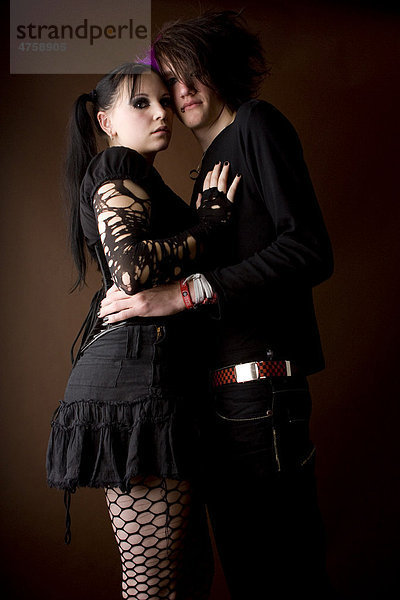 Paar  Gothic  Emo  umarmen  stehend