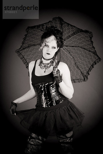 Frau  Gothic  Retro  stehend  ernst  Regenschirm