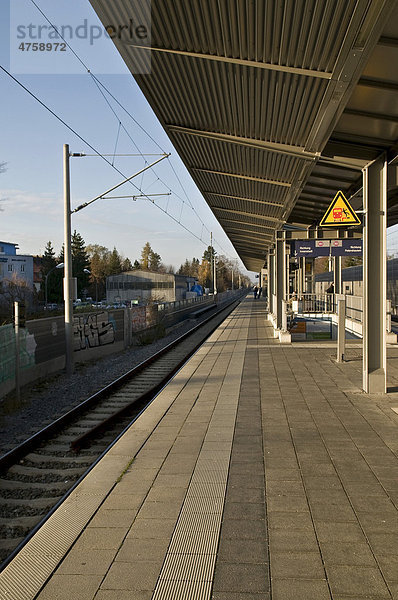 Bahnsteig  S-Bahn-Strecke  München  Bayern  Deutschland  Europa