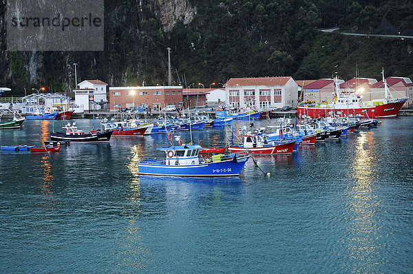 Boote  Hafen  Dämmerung  Cudillero  Küstenort  Asturias  Asturien  Spanien  Europa