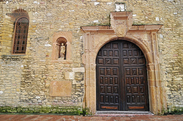 Tür  San Tirso  präromanische Kirche  Kulturdenkmal  Plaza Alfonso II  Oviedo  Asturias  Asturien  Spanien  Europa