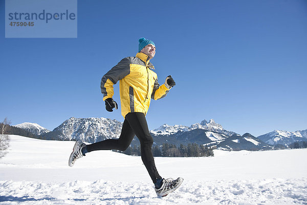 Mann joggt im Schnee  Tannheimer Tal  Tirol  Österreich