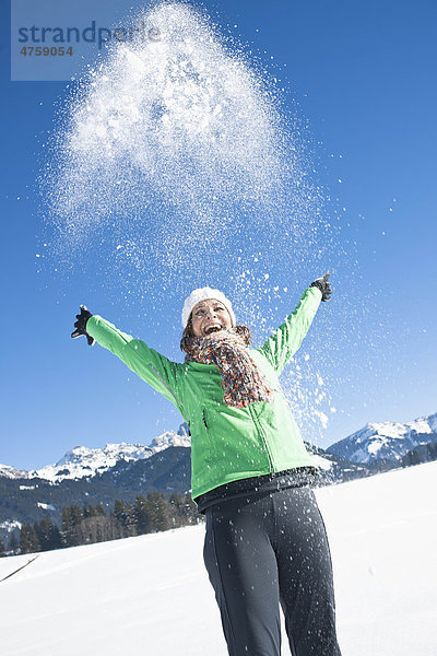 Lachende Frau im Schnee  Tannheimer Tal  Tirol  Österreich