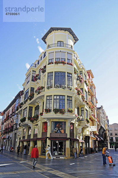 Eckhaus  Fassade  historisches Gebäude  Fußgängerzone  Einkaufsstraße  Leon  Provinz Kastilien Leon  Spanien  Europa