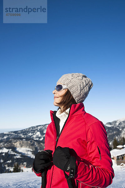 Lächelnde Frau mit Skistöcken in Winterlandschaft  Tannheimer Tal  Tirol  Österreich