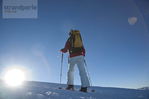 Frau macht eine Schneewanderung  Tannheimer Tal  Tirol  Österreich
