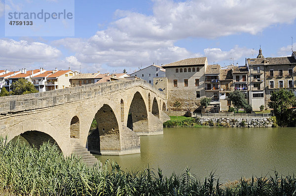 Puente Romanica  Brücke  Fluss Arga  Jakobsweg  Pilgerweg  Puente la Reina  Pamplona  Navarra  Spanien  Europa