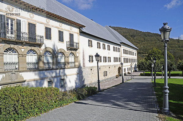 Museum  Kloster  Kirche  Herberge  Jakobsweg  Pilgerstation  Roncesvalles  Orreaga  Pyrenäen  Navarra  Spanien  Europa