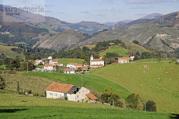 Dorf  Berglandschaft  Pyrenäen  Navarra  Spanien  Europa