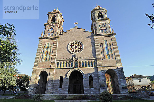 Kirche  Elizondo  baskische Kleinstadt  Baztan Tal  Pyrenäen  Navarra  Spanien  Europa