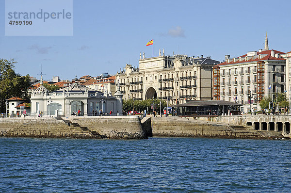 Bootsanlegestelle  Banco de Santander  Bankgebäude  Uferpromenade  Santander  Cantabria  Kantabrien  Spanien  Europa