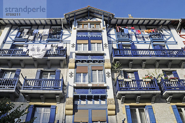 Bunte Fassade  blau  Fischerviertel  Hondarribia  Küstenort  Irun  Pais Vasco  Baskenland  Spanien  Europa