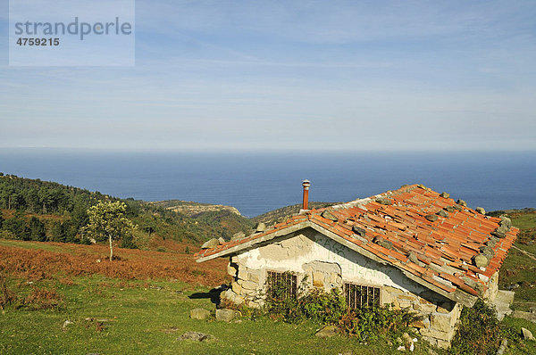 Altes kleines Haus  Hütte  Küstenlandschaft  Berg Jaizkibel  Hondarribia  Pais Vasco  Baskenland  Spanien  Europa