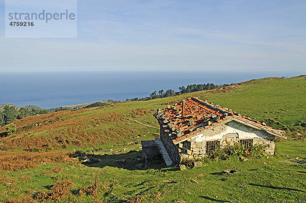 Altes kleines Haus  Hütte  Küstenlandschaft  Berg Jaizkibel  Hondarribia  Pais Vasco  Baskenland  Spanien  Europa