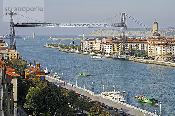Begleitboot  Puente de Vizcaya  Schwebefähre  Brücke  Unesco Weltkulturerbe  Fluss Nervion  Portugalete  Bilbao  Provinz Bizkaia  Pais Vasco  Baskenland  Spanien  Europa