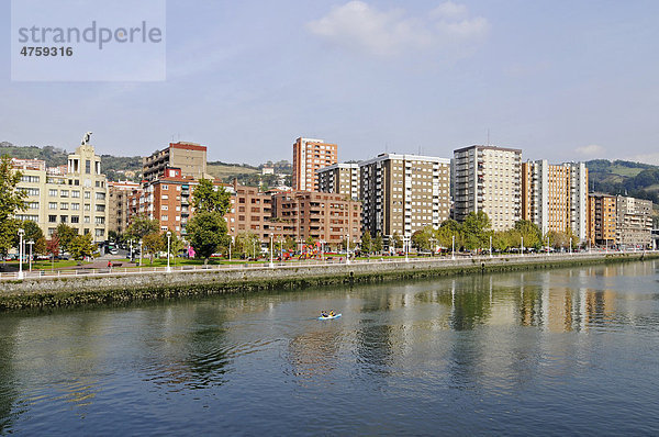 Fluss Nervion  Ufer  Hochhäuser  Bilbao  Provinz Bizkaia  Pais Vasco  Baskenland  Spanien  Europa