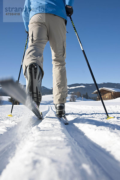 Mann macht Skilanglauf  Tannheimer Tal  Tirol  Österreich