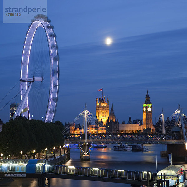 Themse mit dem London Eye  Riesenrad  und den Houses of Parliament  Parlamentsgebäude  in der Abenddämmerung  London  England  Großbritannien  Europa