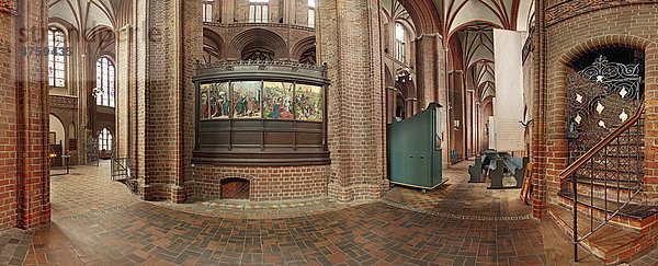 Gemälde des Heiligentaler Altars mit der ältesten erhaltenen Stadtansicht Lüneburgs in der Kirche St. Nicolai in Lüneburg  Niedersachsen  Deutschland  Europa