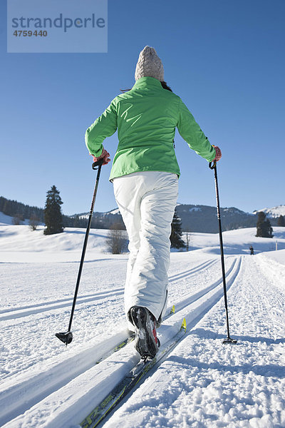 Frau macht Skilanglauf  Tannheimer Tal  Tirol  Österreich