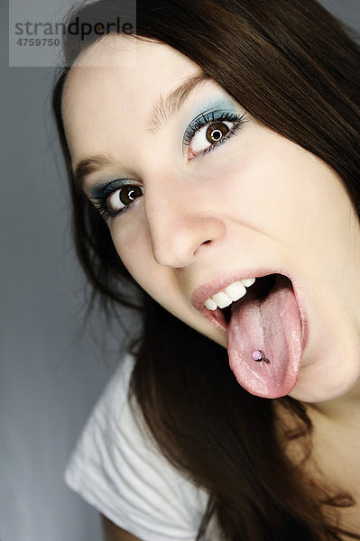 Junge Frau mit Zungenpiercing