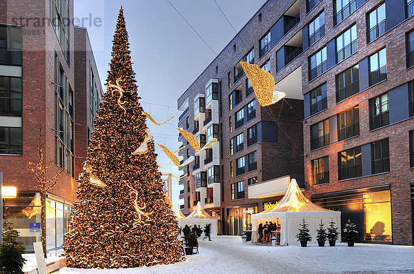 Weihnachtsmarkt im Überseequartier in der Hafencity von Hamburg  Deutschland  Europa