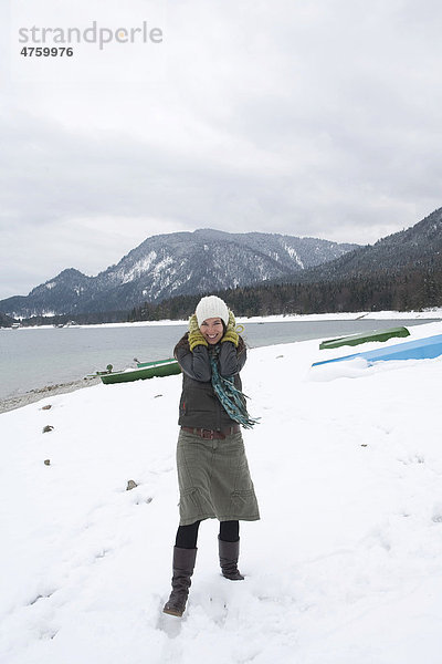 Junge Frau am Walchensee  Winter  Kälte  Bayern  Deutschland  Europa