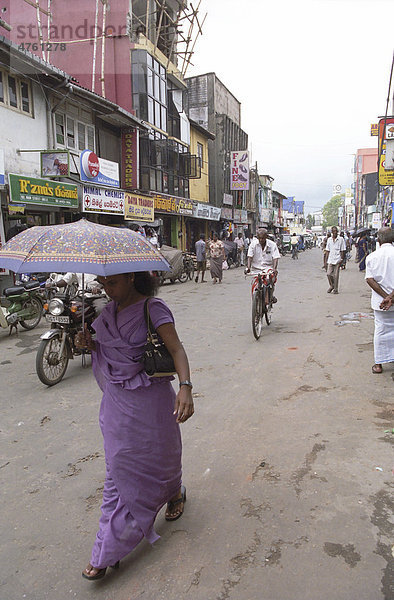 Einheimische Passanten in Galle  Sri Lanka  Asien