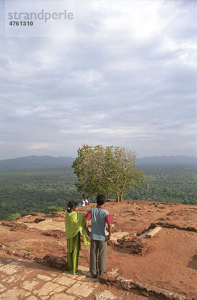 Sigiriya  Einheimische auf Felsen mit Festungsruine  Unesco-Weltkulturerbe  Sri Lanka  Asien