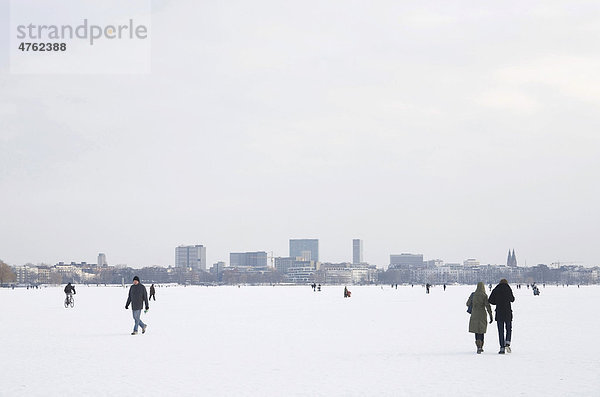 Spaziergänger auf der zugefrorenen Alster  Hamburg  Deutschland  Europa
