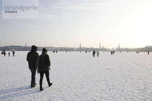 Spaziergänger auf der zugefrorenen Alster  Außenalster  Hamburg  Deutschland  Europa