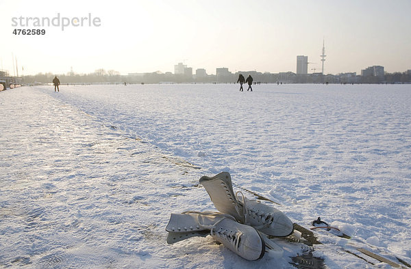 Alte Schlittschuhe an der zugefrorenen Alster  Außenalster  Hamburg  Deutschland  Europa