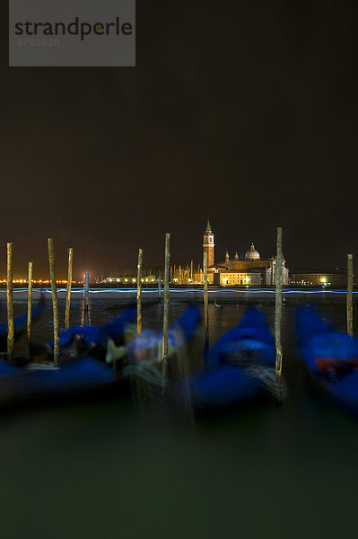 Nachtaufnahme  Gondeln am Markusplatz  Venedig  Venetien  Italien  Europa