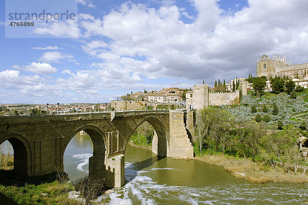 Puente des San Martin über den Rio Tajo  Toledo  Kastilien-La Mancha  Spanien  Europa